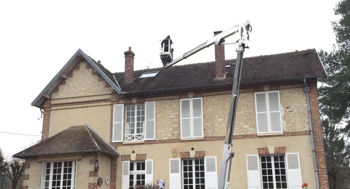 Nettoyage de toiture avec camion nacelle